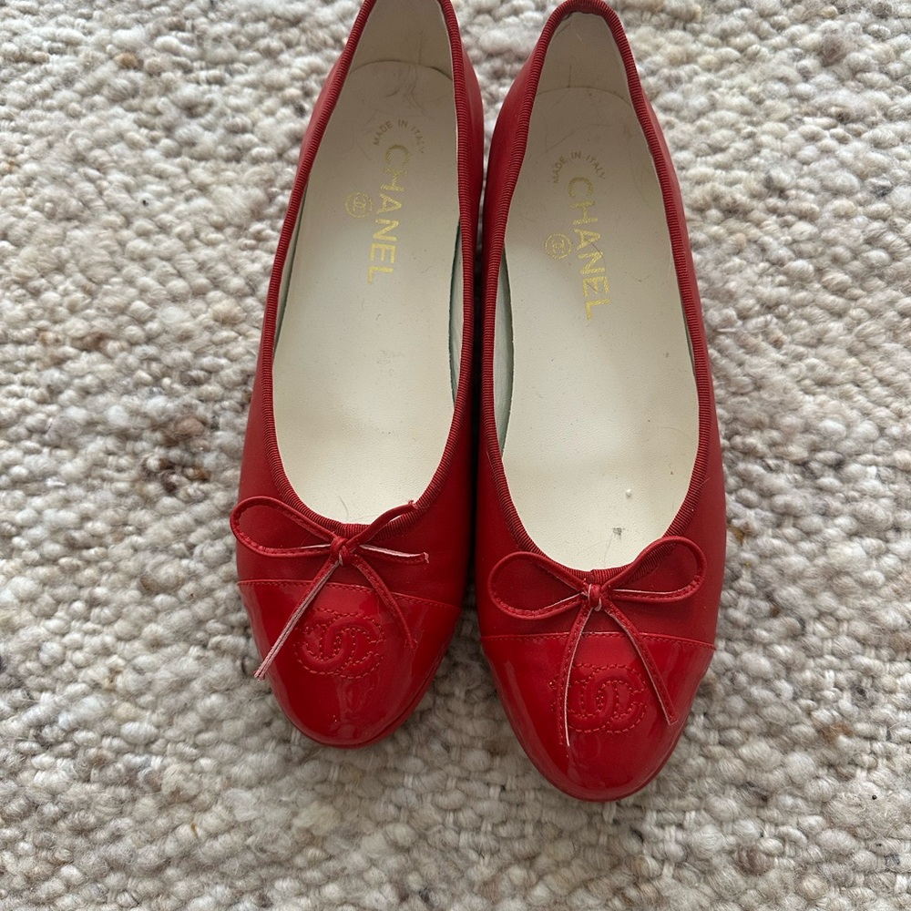 38 Women's Red Shoes only worn 1x! Shoelace broken!